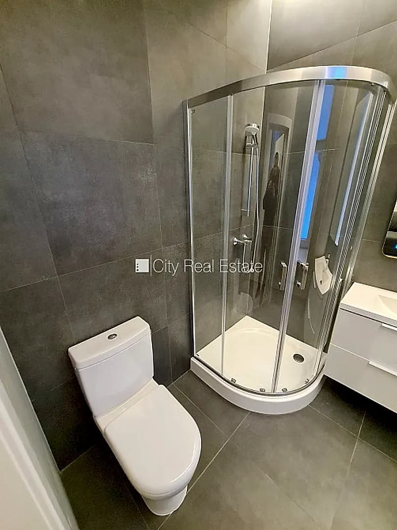 Fasādes māja, renovēta māja, slēgts pagalms, ieeja no ielas un pagalma, ir lifts, kāpņu — vēl bildes