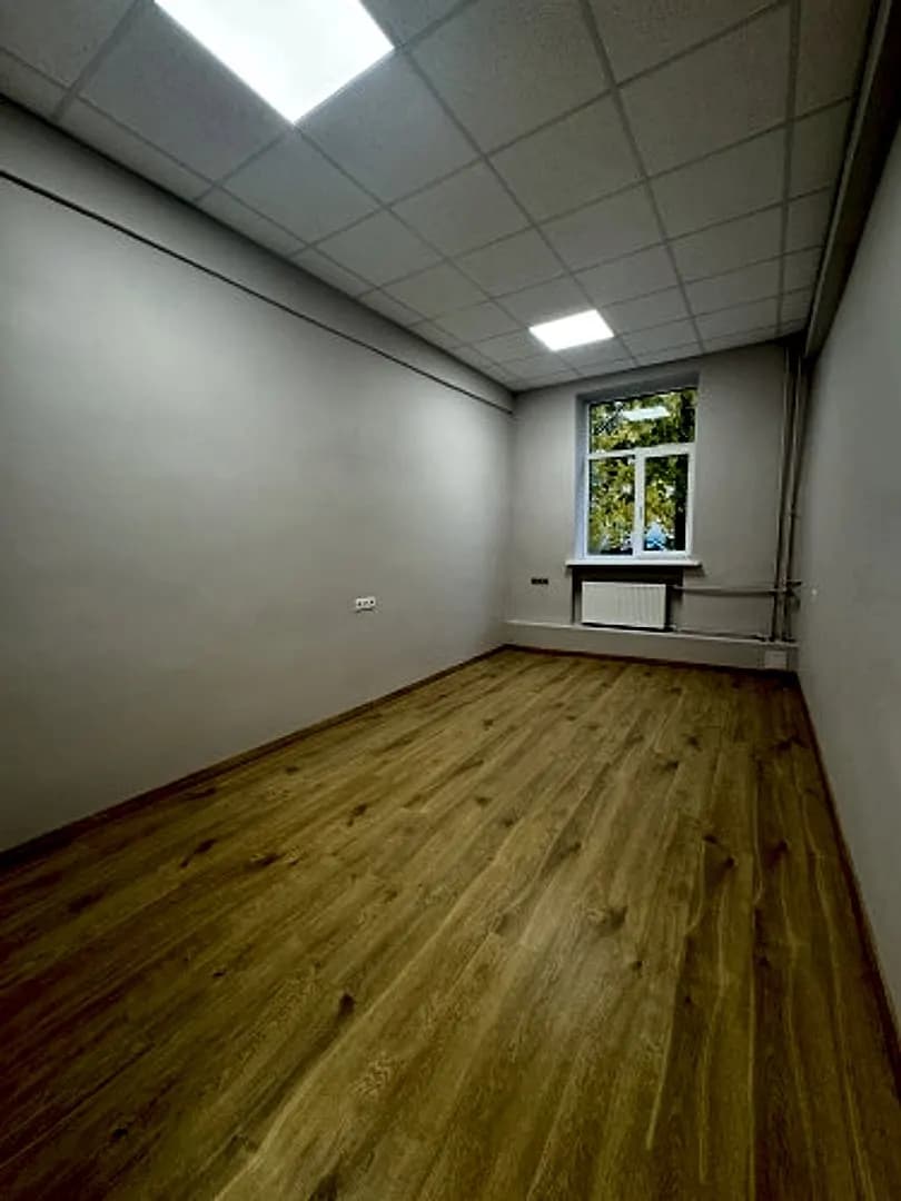 Iznomā telpas ar izlietni Šmerlī, "Rīgas kinostudija" ēkā, 1. stāvā. Platība sastāv no