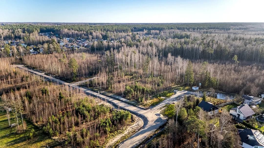Ziemeļvidzemes biosfēras rezervāta teritorijā, tikai 58 km attālumā no Rīgas centra un 900 — vēl bildes