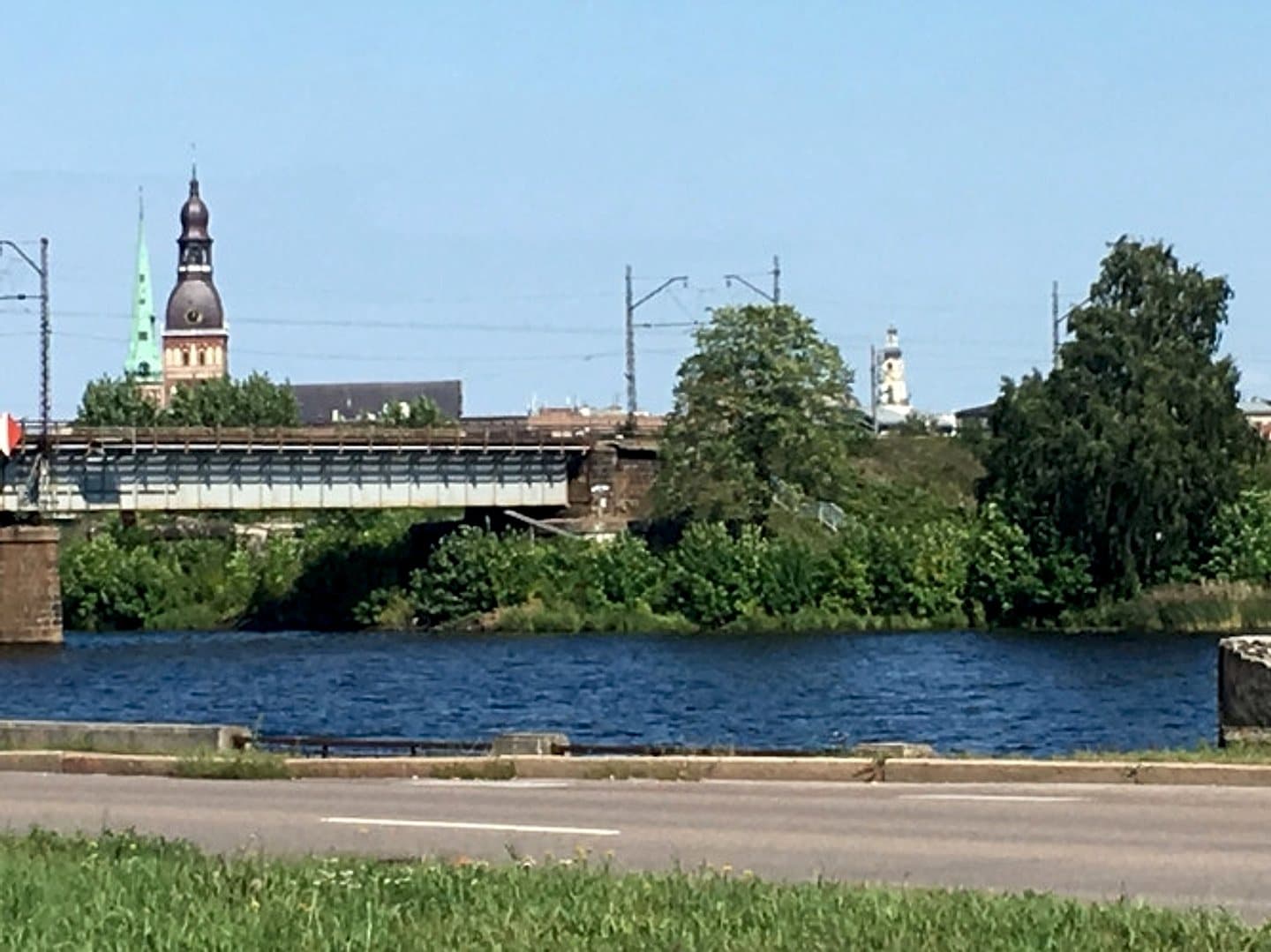 Moderns jauns dzīvoklis ar skatu uz Daugavu, ar balkonu. Dzīvoklis pilnībā skaisti stilīgi