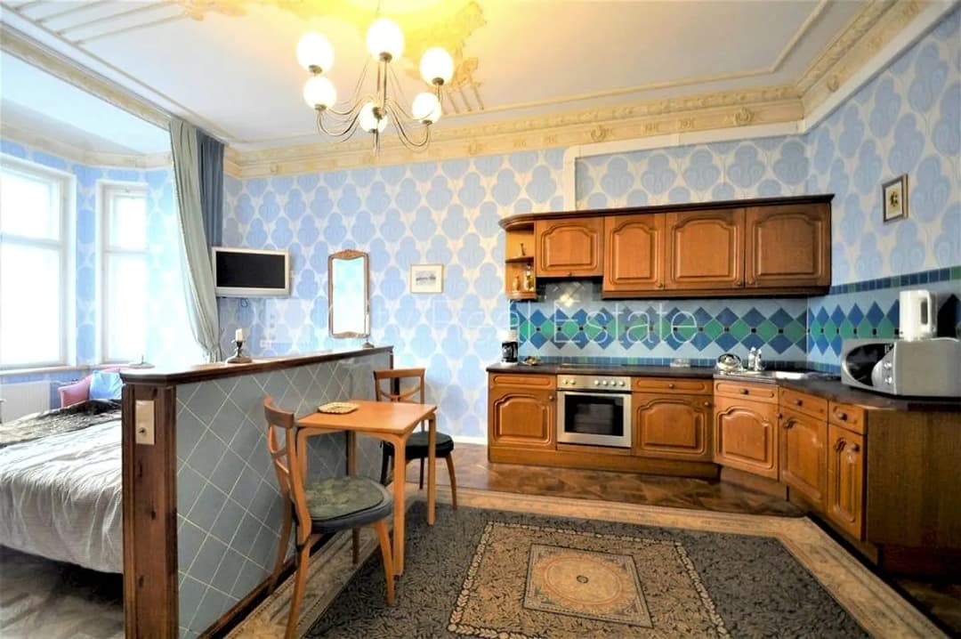Pagalma ēka, ieeja no ielas un pagalma, logi vērsti uz pagalma pusi, studio tipa, virtuve