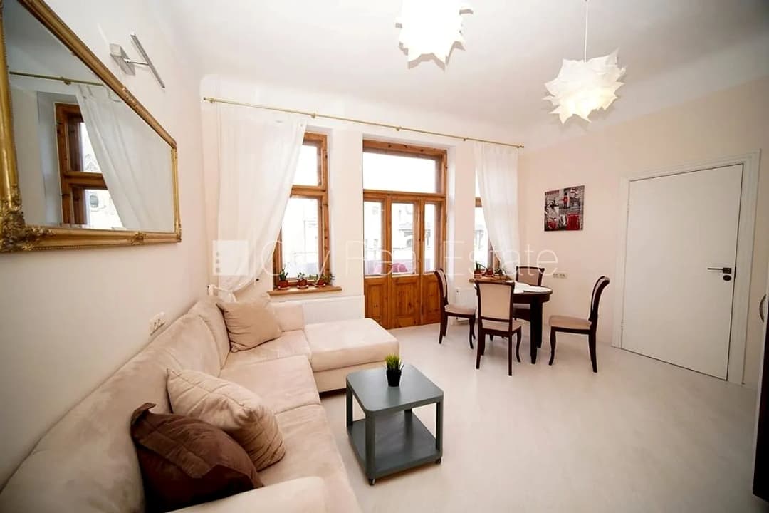 Fasādes māja, renovēta māja, ieeja no ielas, ir lifts, kāpņu telpa pēc kosmētiskā remonta, — bilde 2
