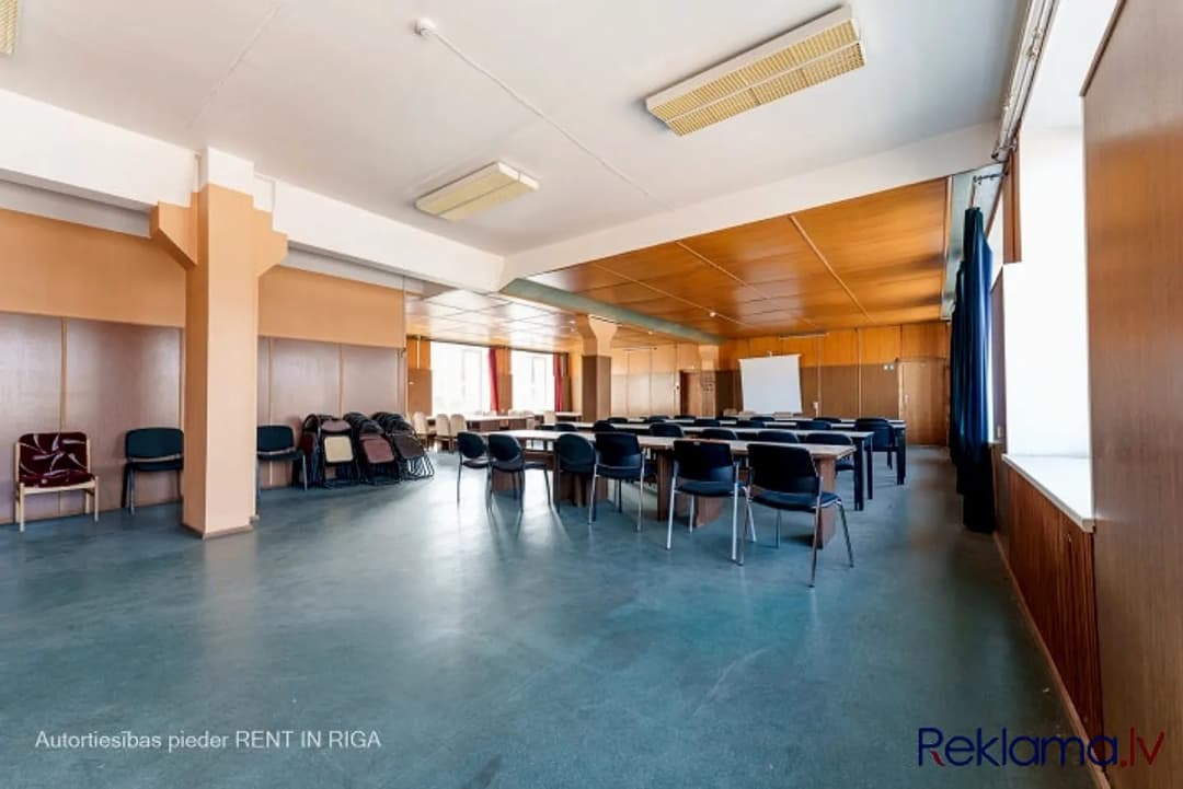 Konferenču zāle, ko iespējams iekārtot par atvērtā tipa biroju. Braslas iela 24. Iznomā