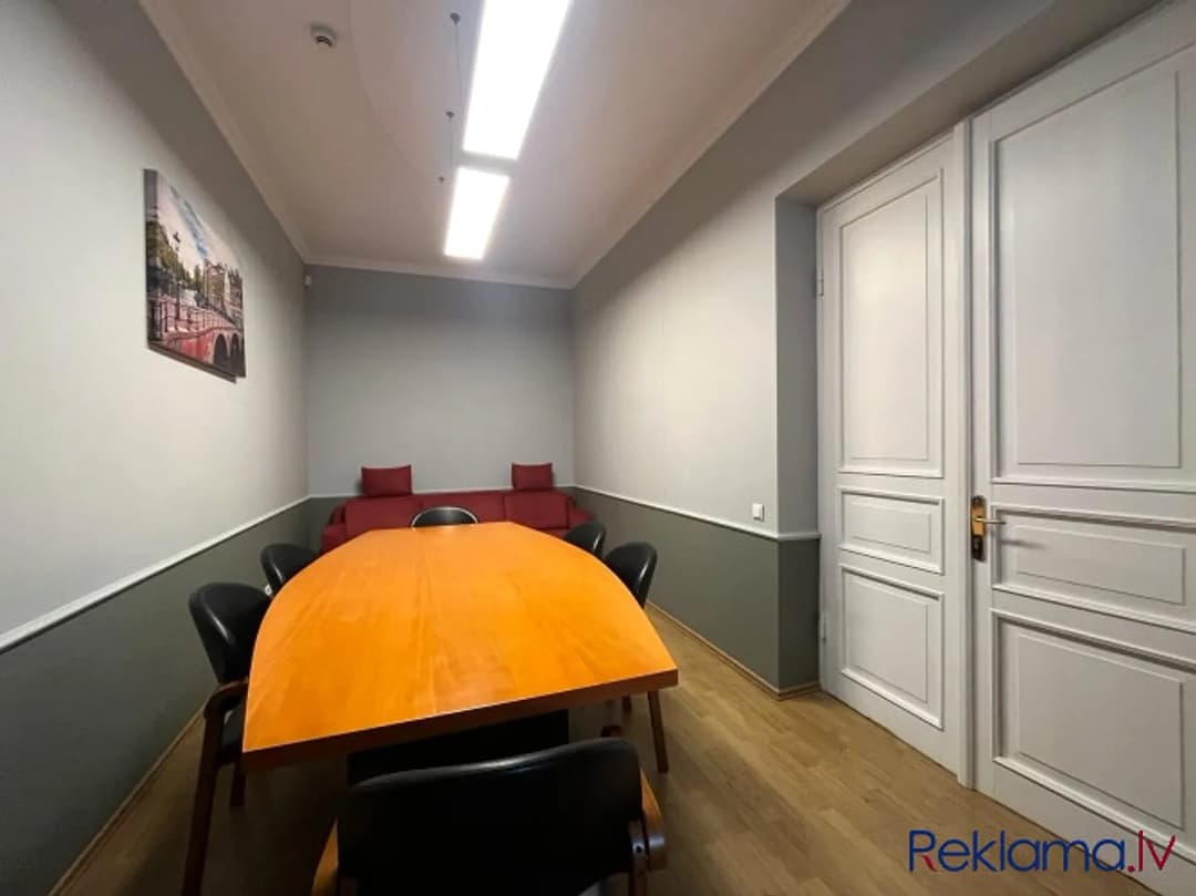 Piedāvājam īrēt plašas telpas ar dzīvoklī kopā pilsētas centrā. + platība sastāv no 2 — bilde 4