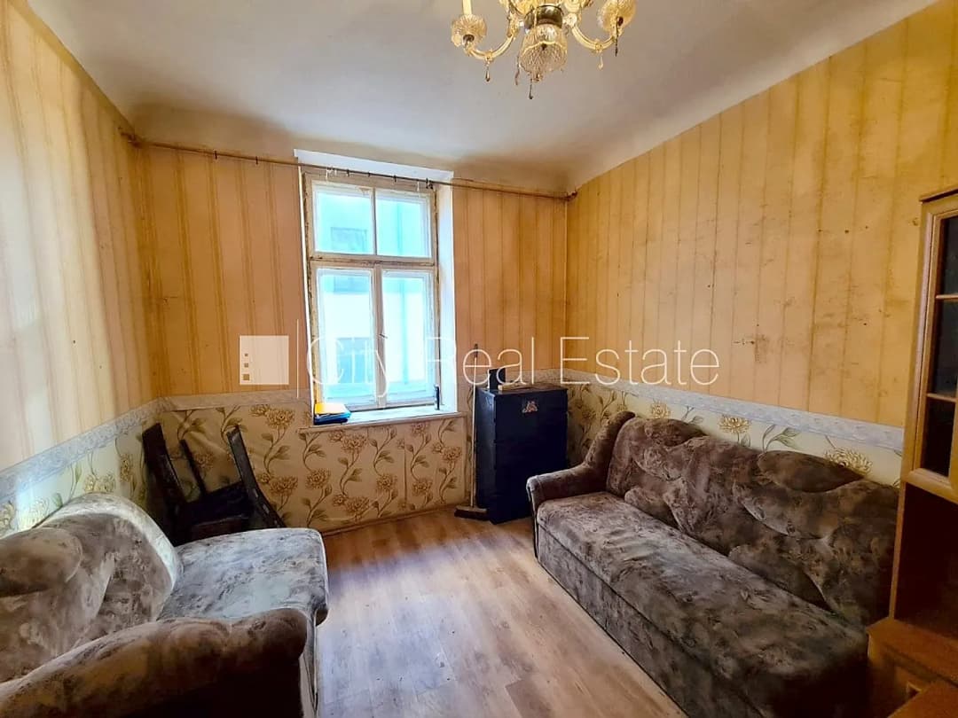 Pagalma māja, slēgta teritorija, ieeja no pagalma, viena istaba izolēta, virtuve, augstie