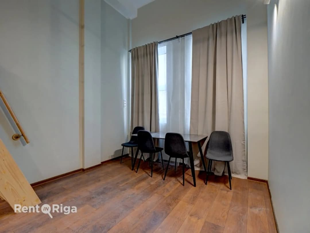 Pieejams plašs lofta tipa dzīvoklis divos stāvos ar atsevišķu istabu un lielu, plašu — bilde 2