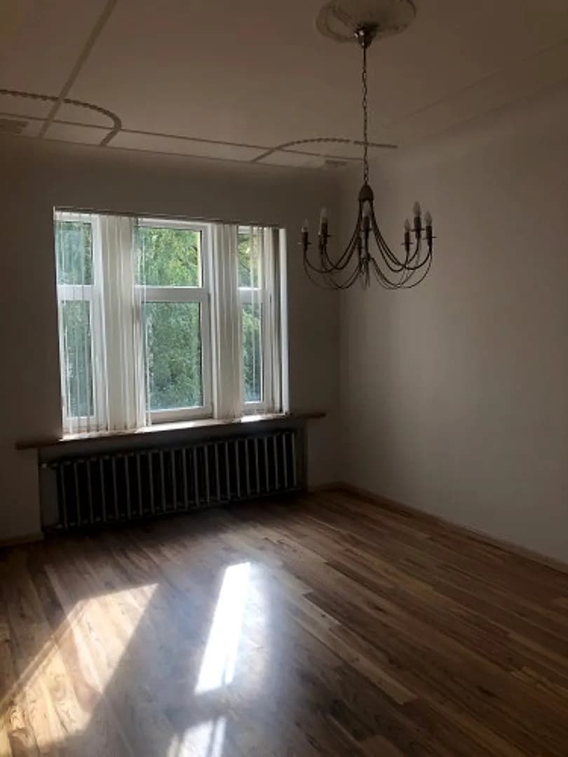 Birojs renovētā ēkā uz Barona ielas. + Biroja telpas labi uzturētā jūgendstila ēkā (1911. — vēl bildes