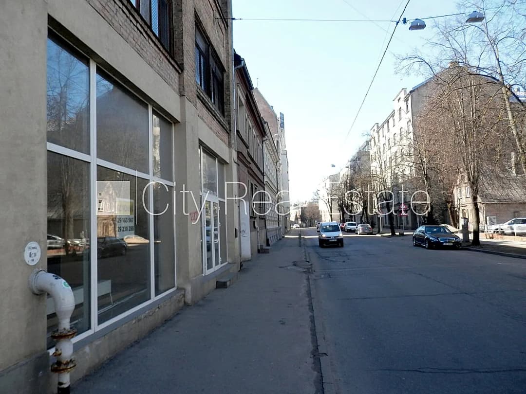 Fasādes māja, slēgta teritorija, vieta vairākām automašīnām, apsargāta teritorija, objektu
